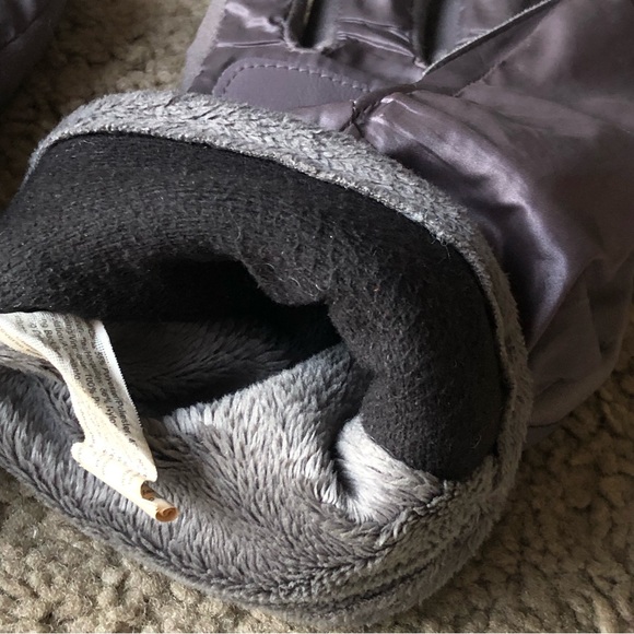 Isotoner Womens' Lined Touchscreen Gloves - Picture 6 of 9